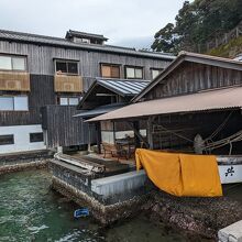 海から見た、奥の建物が与謝荘