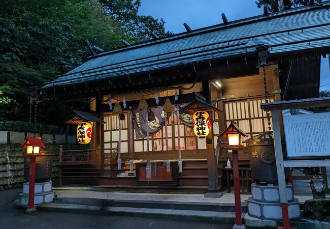 石段の先に神社