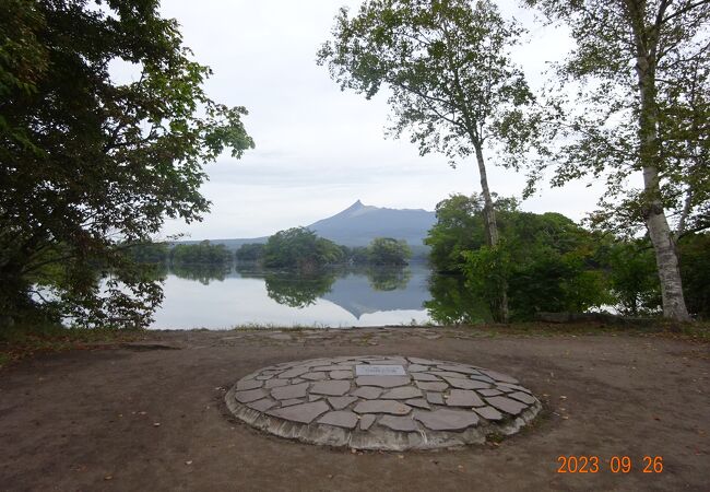 大沼公園の中心部の「大島の路」の途中にあります。