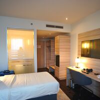 明るいガラスの所がバス・トイレです。