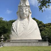 駅から頭が見えてる