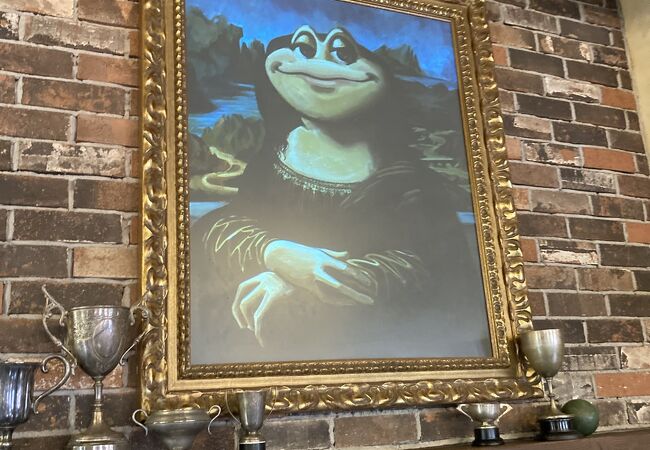 有名絵画のカエルの絵が可愛いお店。