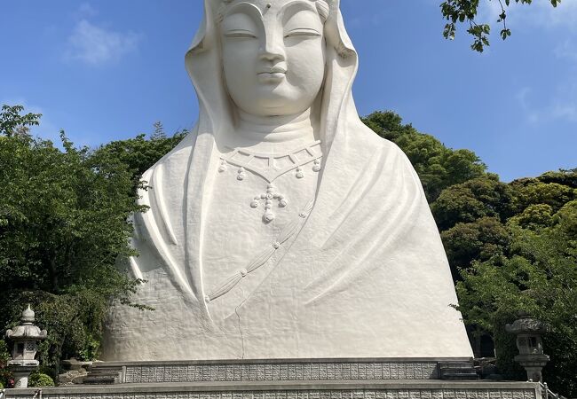 駅から頭が見えてる