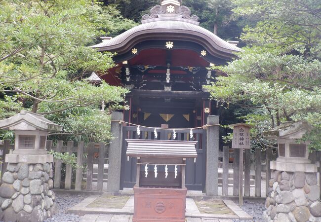 鶴岡八幡宮の東側の小さな神社でした。