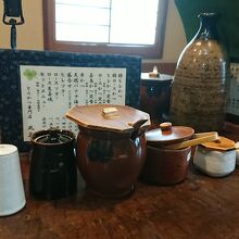 テーブルには、ドレッシング、醤油、塩、ソース、梅、唐辛子。