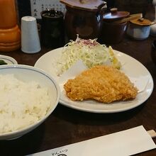 ロースかつ定食 2,100円。カツは小振りな方だが厚みあり