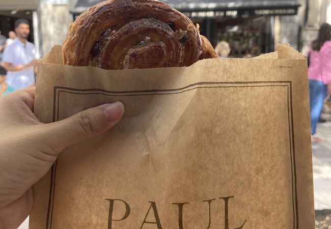 パリの色んな場所にあるポール。