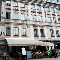 前がレストラン