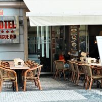 入り口はこの席の間を通り抜ける