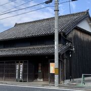 江戸時代の建物と明治以降に建てられた建物があります。