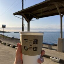 海が広がる駅舎