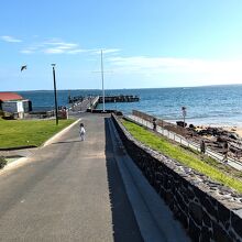 カウズ桟橋とビーチ