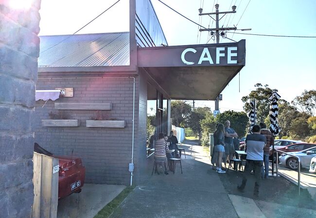 フィリップ島の繁華街のカウズにある気持ちの良いカフェ。朝食が人気