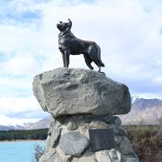 バウンダリー犬の像