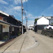 白壁の町並みを歩く。