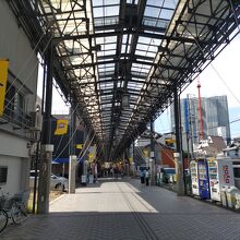 昭和の雰囲気の商店街。