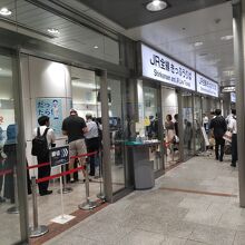 きっぷうりばは、外国人客などで大混雑。