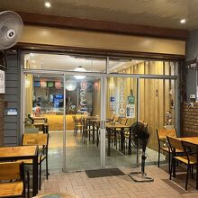 屋外・屋内席合わせても小ぶりなお店です