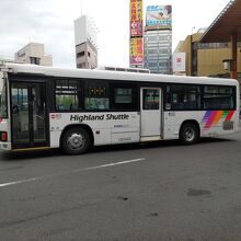 長野駅善光寺口を出発するアルピコバス。