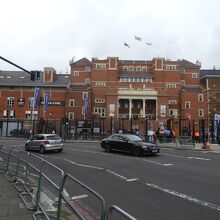 オーバル駅付近から見たスタジアムの正面