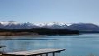 細長いミルキーブルーの湖