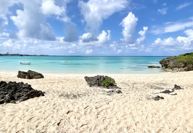 海岸の右奥に進むとさらに絶景が