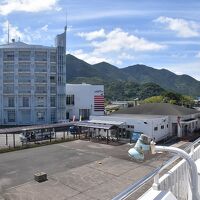 フェリーが停泊する里港の目の前にある