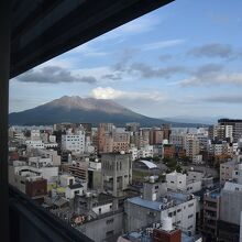 部屋の窓から桜島がばっちり見えた