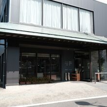 玄関前に金毘羅詣用の貸出杖あり。写真左側が数台分の駐車場