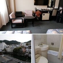 バスルームは極狭のユニットタイプ