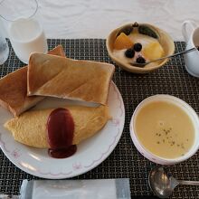 着席後にオムレツとトーストを焼いて頂けます