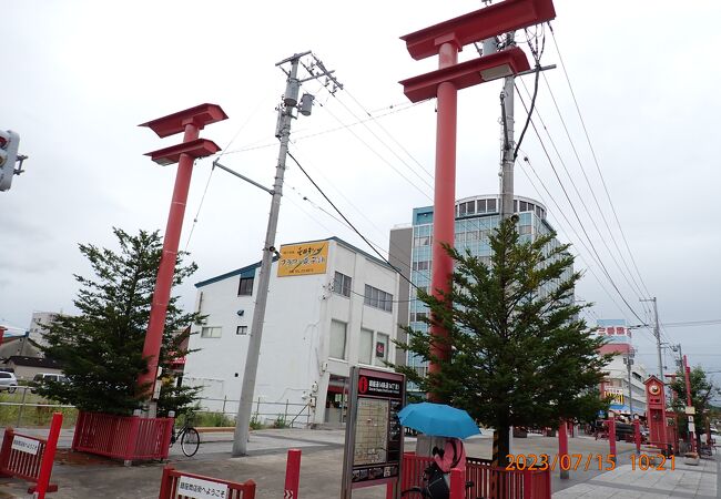 広い歩道が歩行者天国になっていて歩き易い