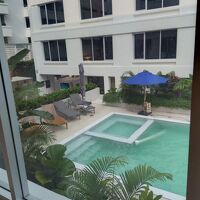 プールもショボい