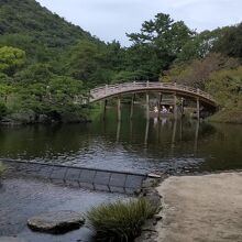 揚橋の袂で「和船」に乗り込む人々～