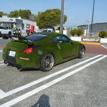 パーキング場に面白い車が駐車