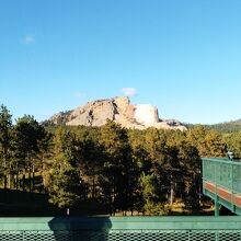 展示館から望んだ山肌に彫像の眺められる