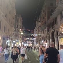 夜でも活気あります