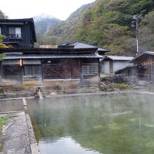 プール級の露天風呂「満天の湯」