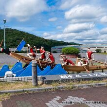 ペーロン祭りを彷彿とさせるポート公園のペーロンモニュメント