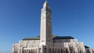 青い空に映える真っ白なモスク