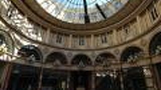 自然光を取り込むドームが見どころ