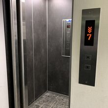 エレベーター、5-6名までギリいけます