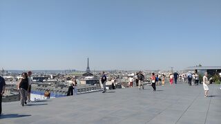 屋上からパリ市内を一望できる