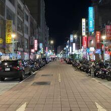 夜市のはじなのに、しばらくは普通の市街