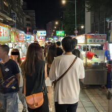 寧夏路の中央部にも屋台があるため、通路が狭くなっています