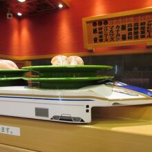 回転すしのお寿司は新幹線に乗ってやってきます。
