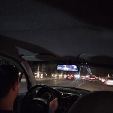 夜にタクシーを利用しました5000スムでした。