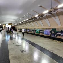 地下鉄のホーム。とてもキレイです。