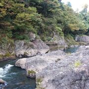 遊歩道から様々な奇岩がみられる