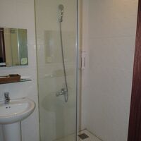 シャワー室は意外に広かったです。